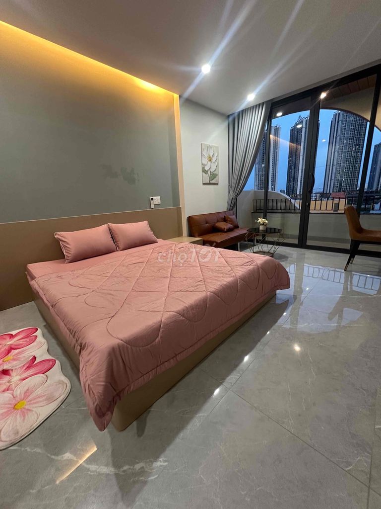 A new balcony bedroom built in the center of 7th.