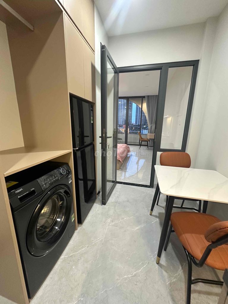 A new balcony bedroom built in the center of 7th.