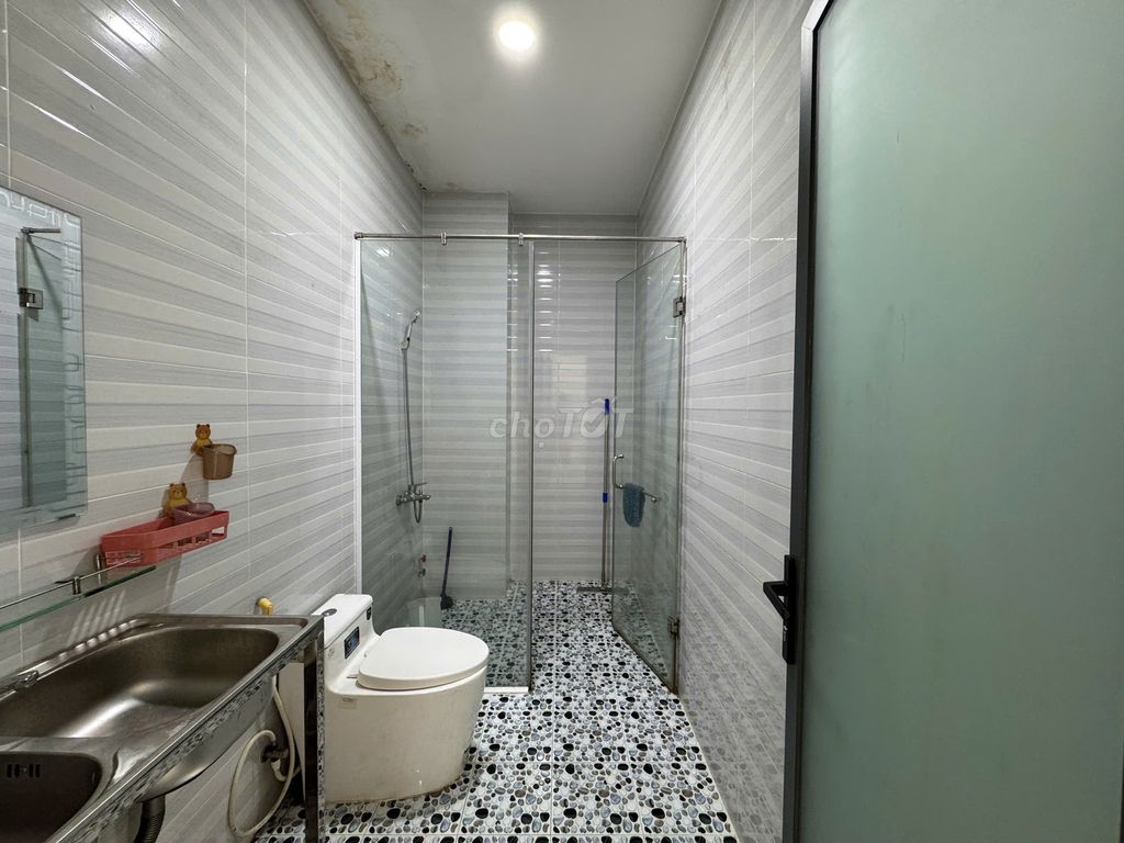 Rent 40 M2 with a balcony at 3.5 million, billionaires, fees, now free.