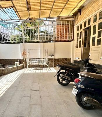 To rent a Bình Lợi street house, 110,000 floors, area: 6 x21 meters. The alley.