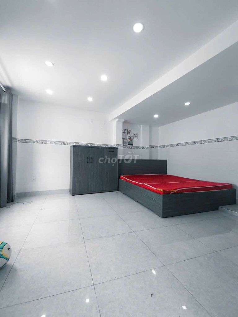 It's a four-story rental house. Eight million floors.