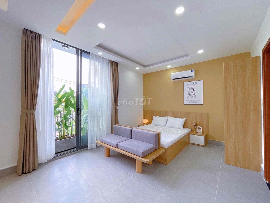 Room service. A full bedroom with balcony right around Điện Biên Phủ.