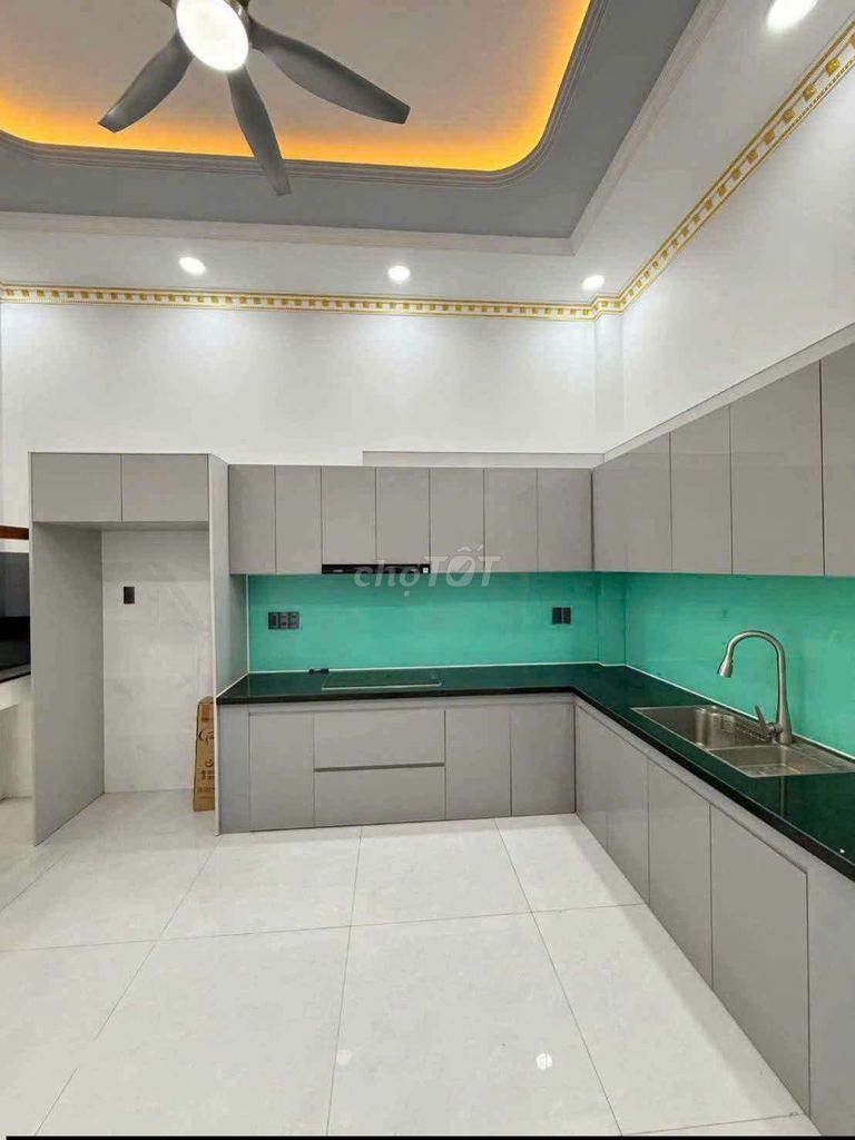 Nice house with air conditioning 4 x 18 with 5 bedrooms 5 roof toilets