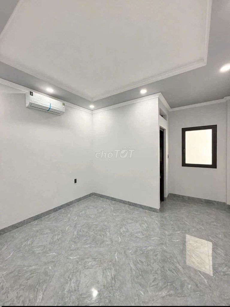 Nice house with air conditioning 4 x 18 with 5 bedrooms 5 roof toilets