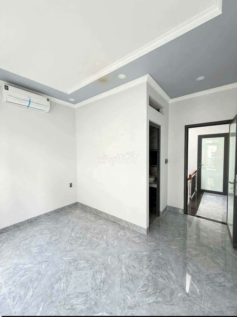 Nice house with air conditioning 4 x 18 with 5 bedrooms 5 roof toilets
