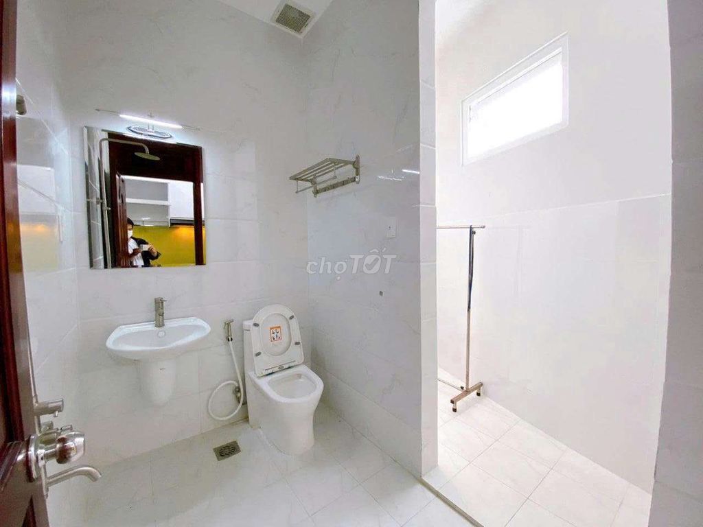 The full comfort room next to the American toilet, near the University of udmura, tadtu District 7