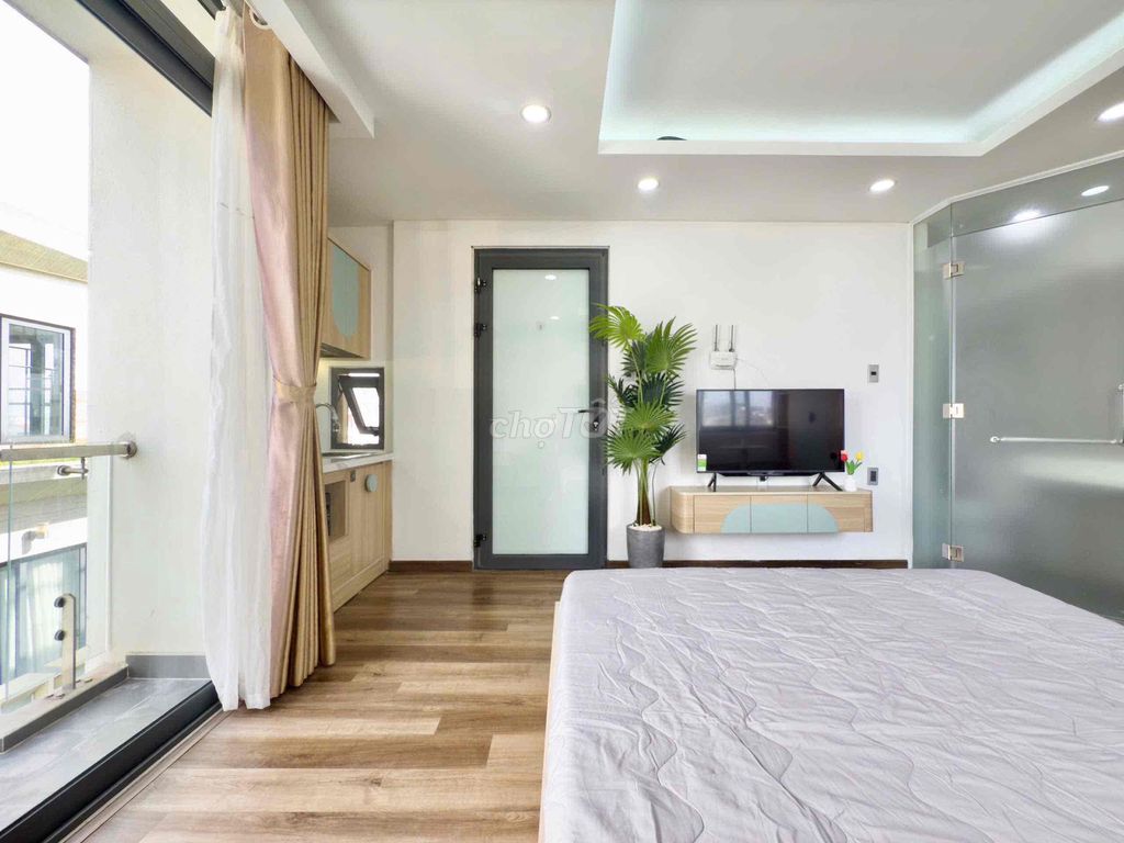 Lê Văn Sỹ balcony studio next to the airport, polar space.