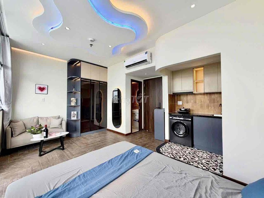 The cool balcony apartment is right next to youart Phan Huy Ích.