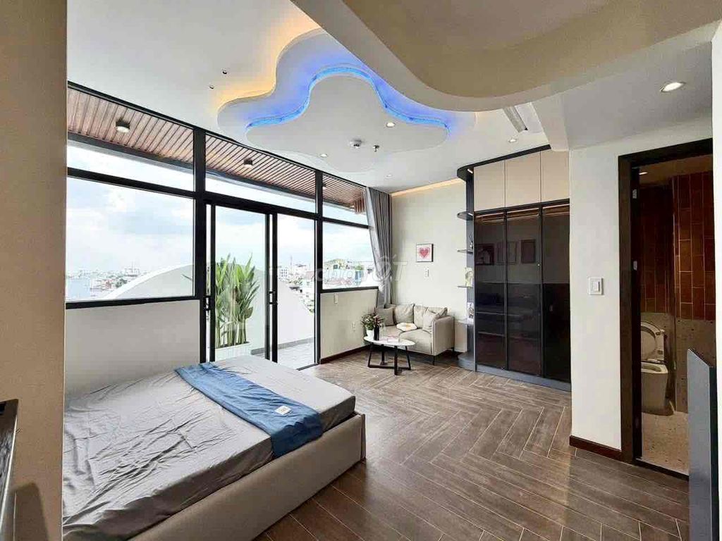The cool balcony apartment is right next to youart Phan Huy Ích.