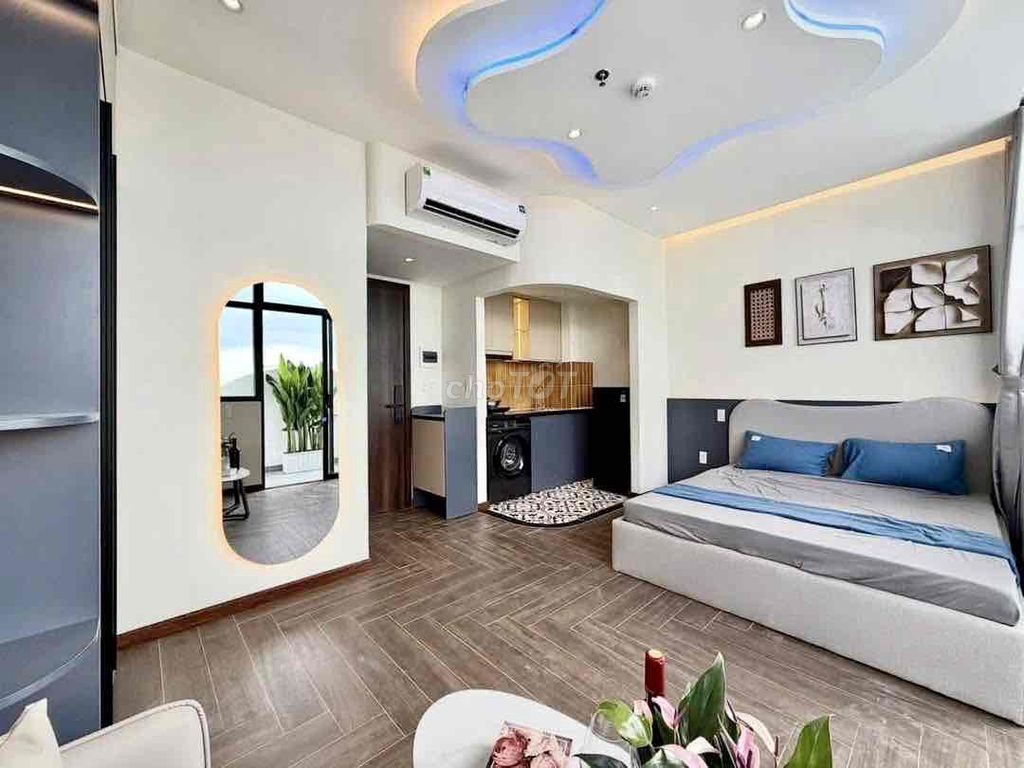 The cool balcony apartment is right next to youart Phan Huy Ích.