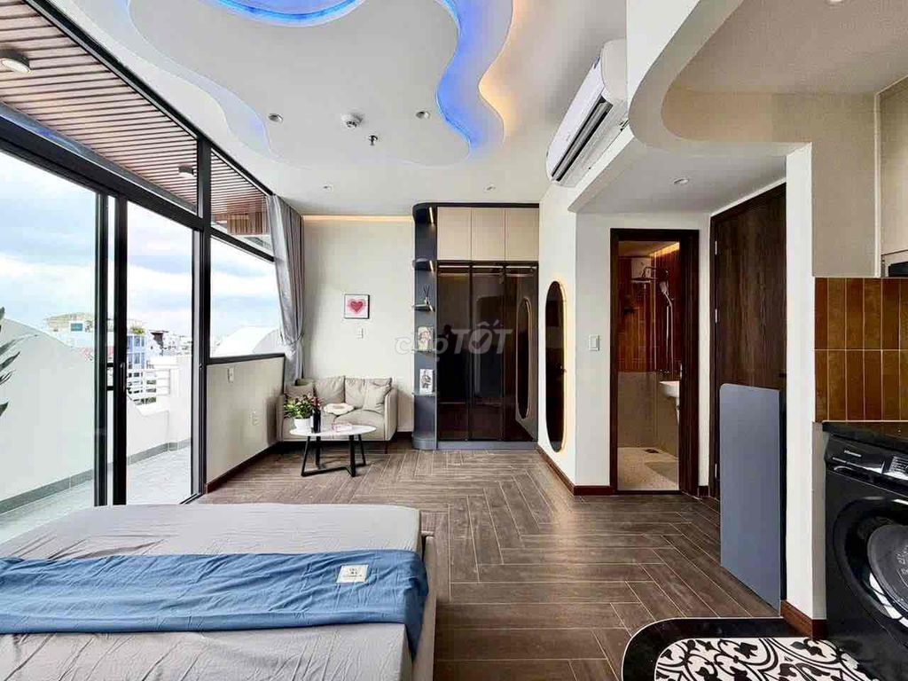 The cool balcony apartment is right next to youart Phan Huy Ích.