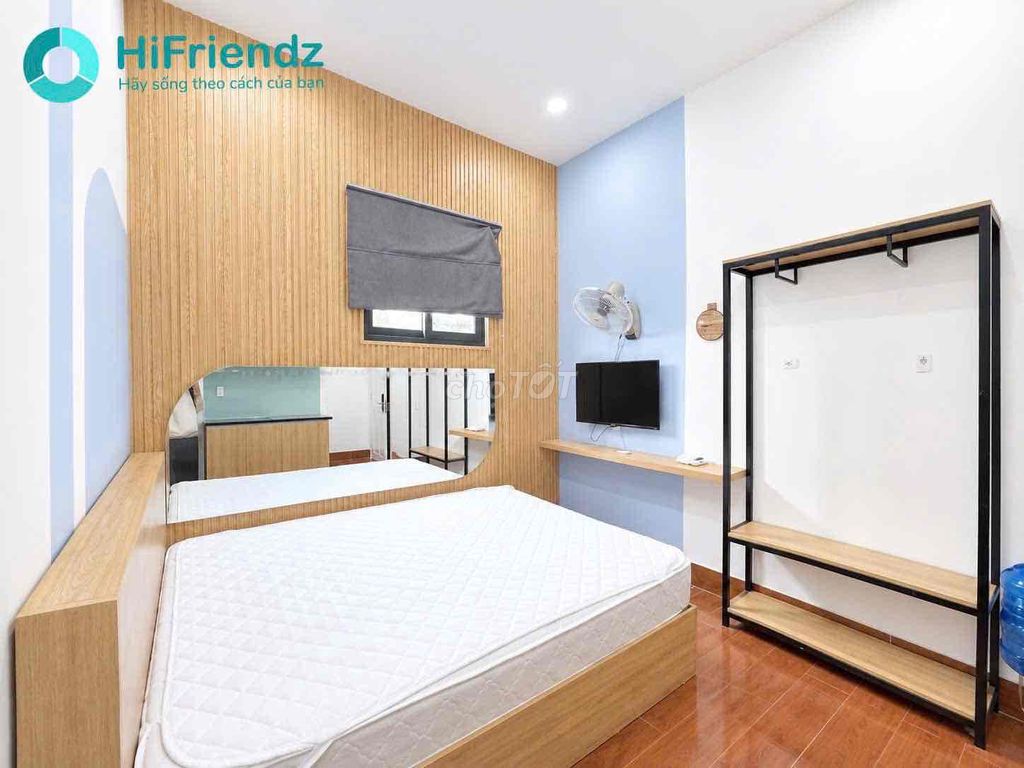 The cheap sky windows are full of 5th District furniture near the master's university, kran