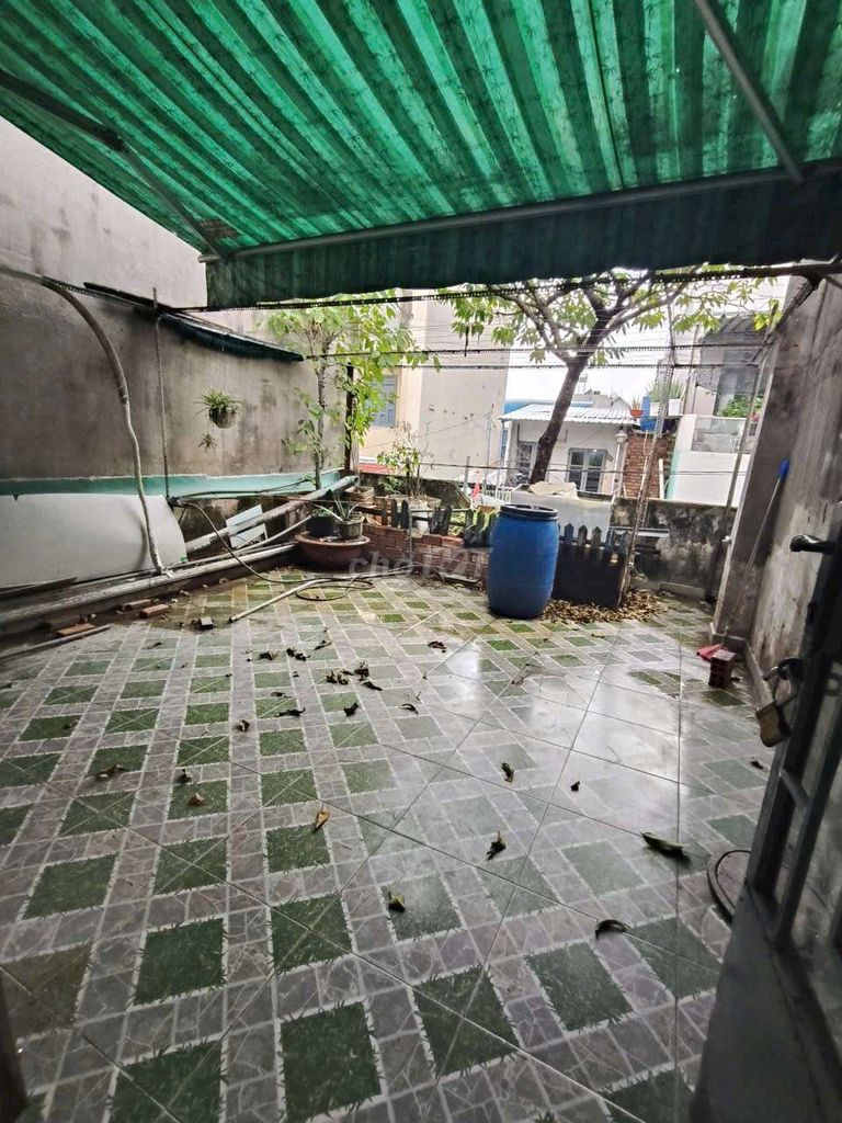 Nine million cars in front of số 22th Street.