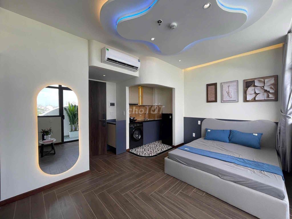 Studio balconies right down to Cộng Hoà