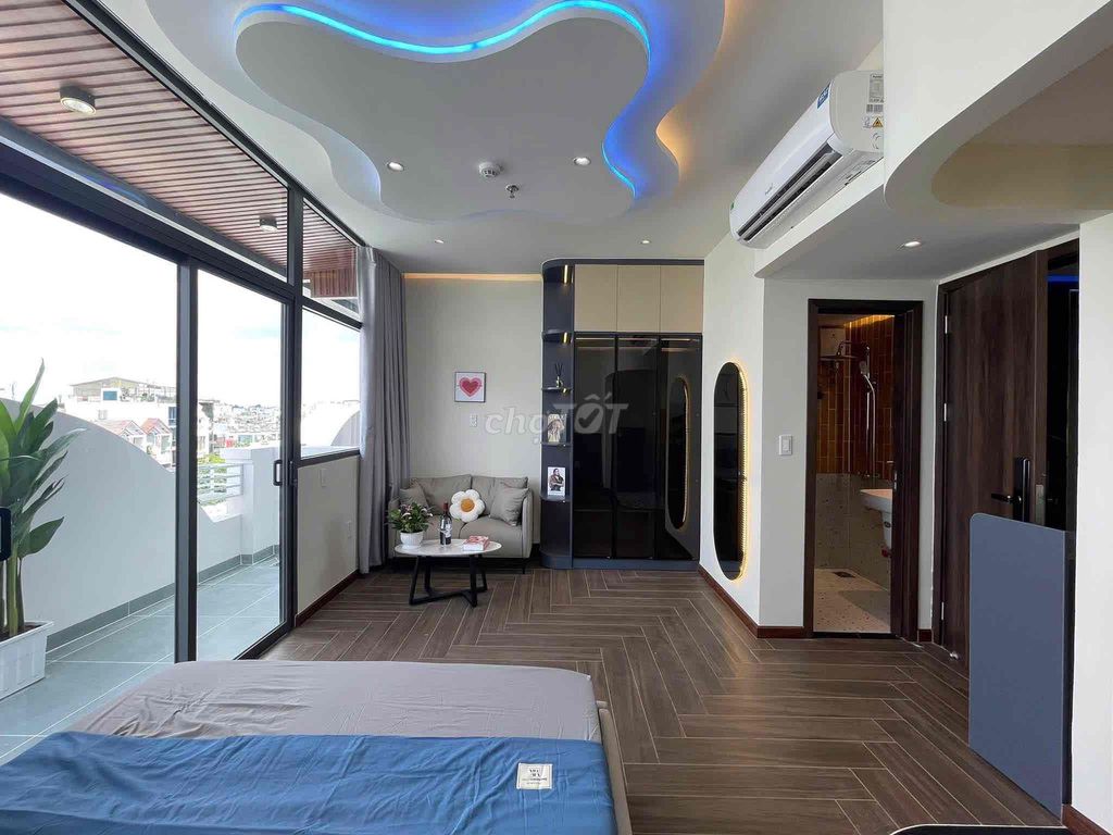 Studio balconies right down to Cộng Hoà