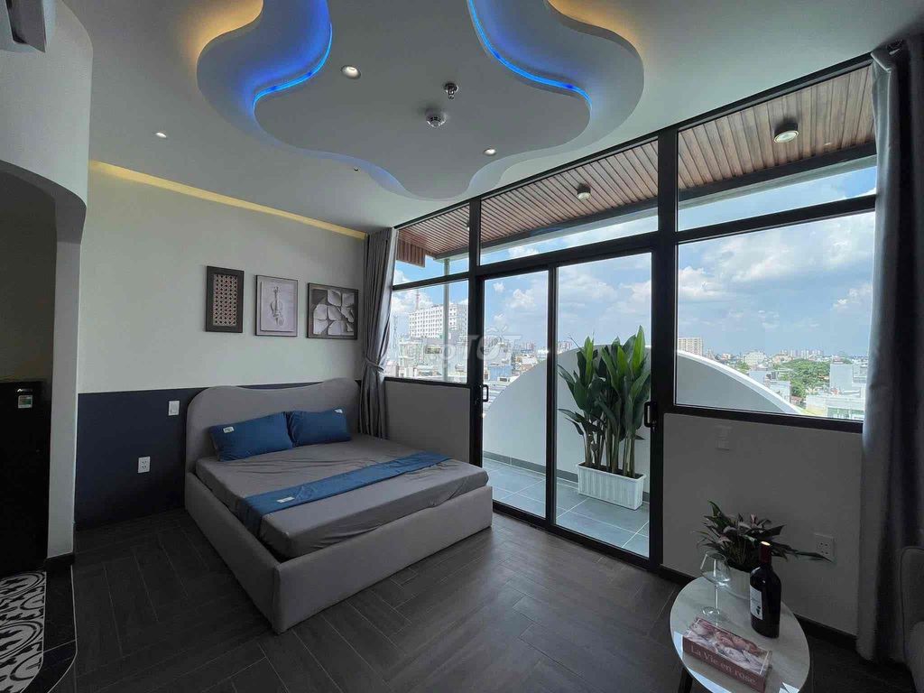 Studio balconies right down to Cộng Hoà