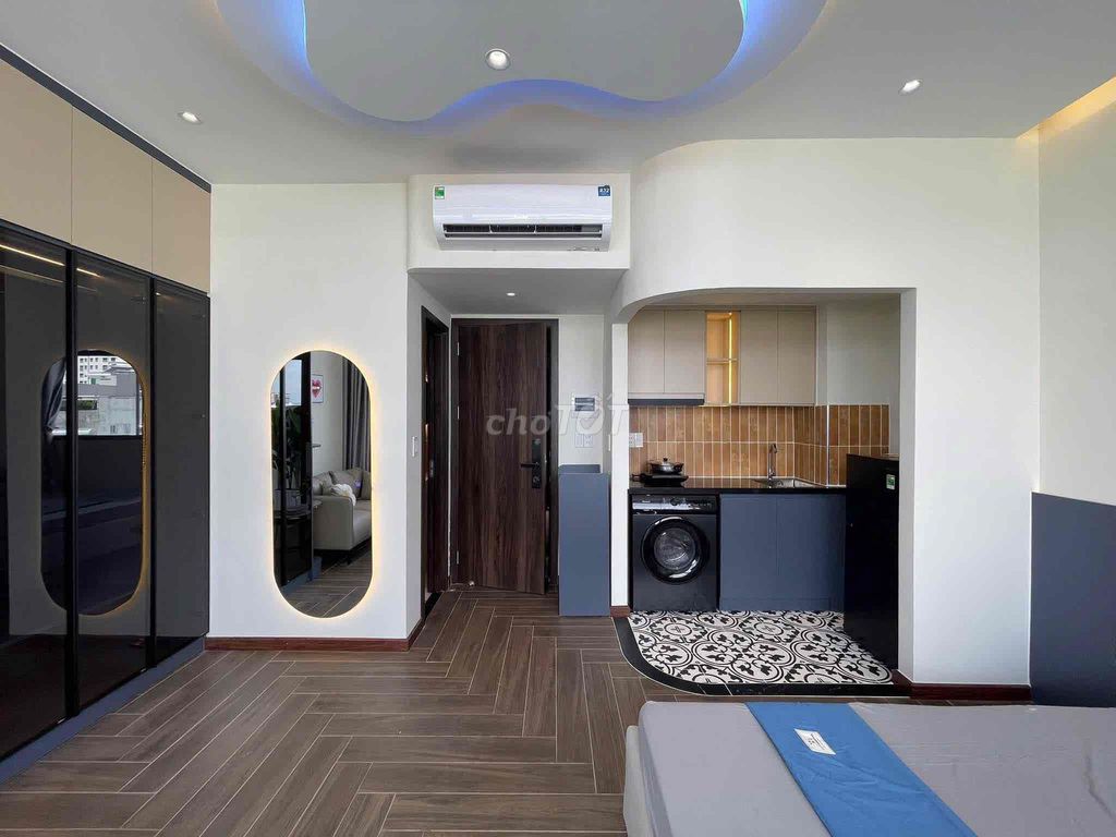 Studio balconies right down to Cộng Hoà