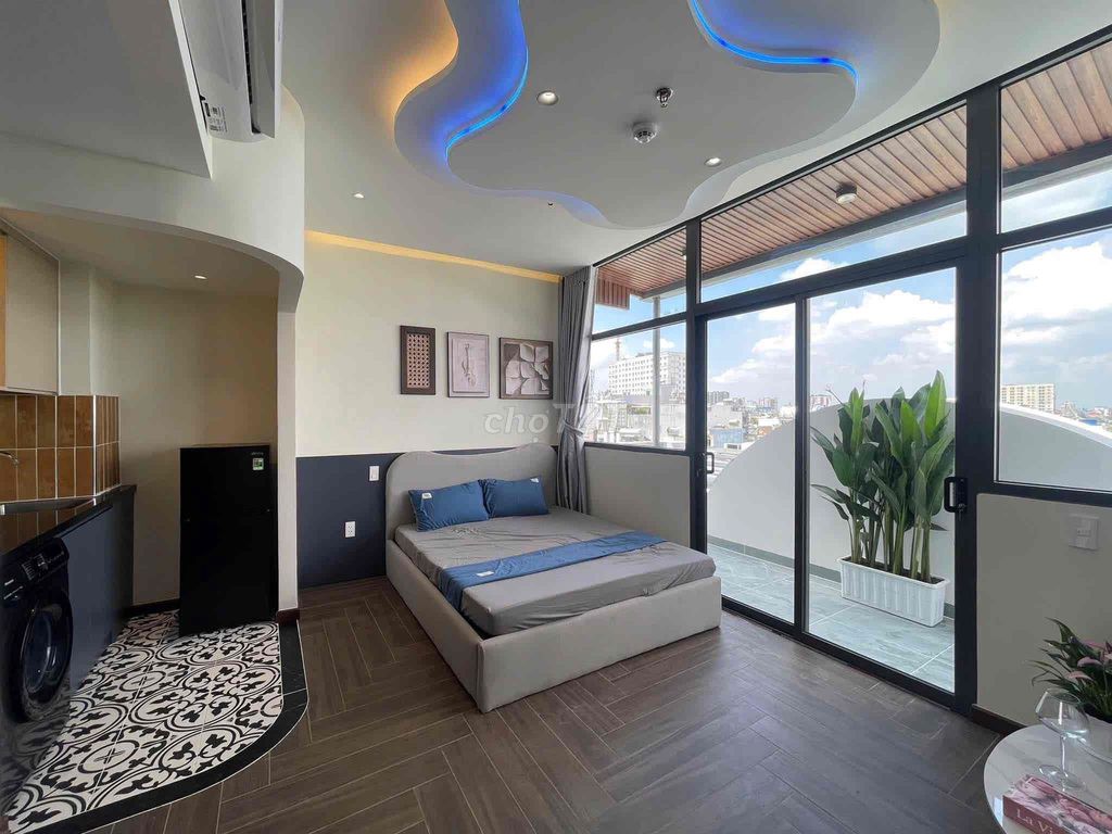 Studio balconies right down to Cộng Hoà