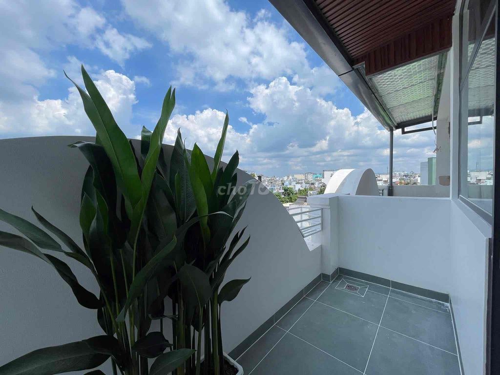 Studio balconies right down to Cộng Hoà