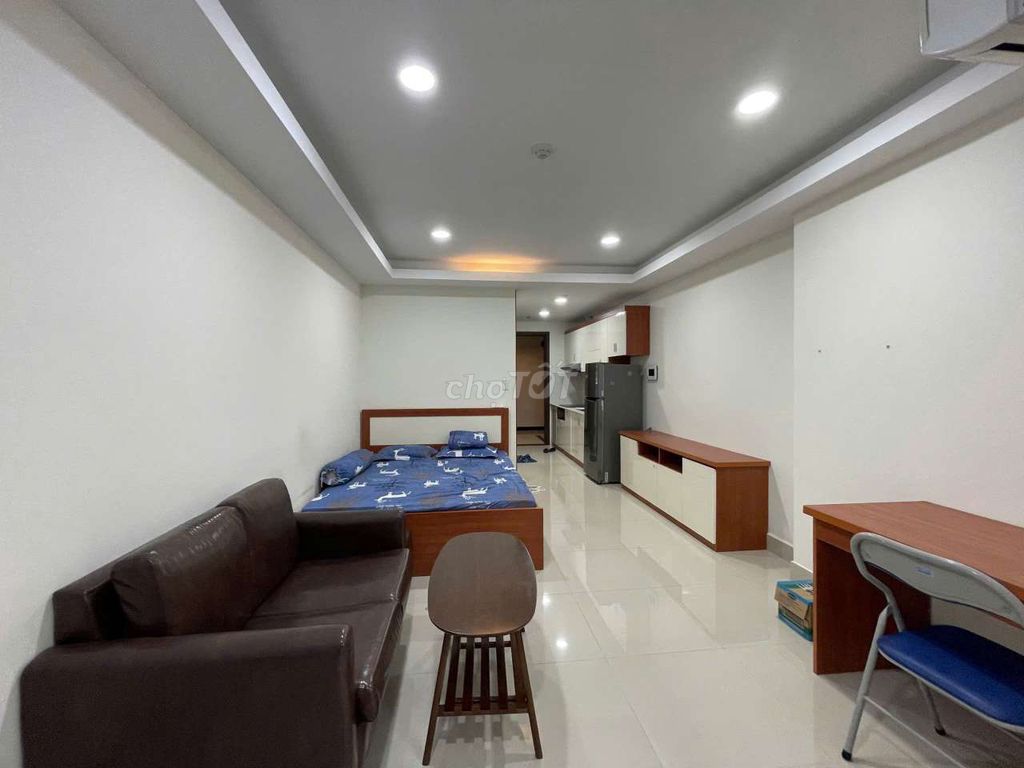 A bedroom. A toilet. 35 meters. Real one. Novaland Orchhard Parkview.