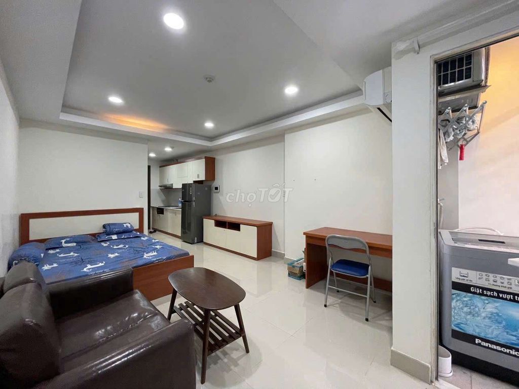 A bedroom. A toilet. 35 meters. Real one. Novaland Orchhard Parkview.