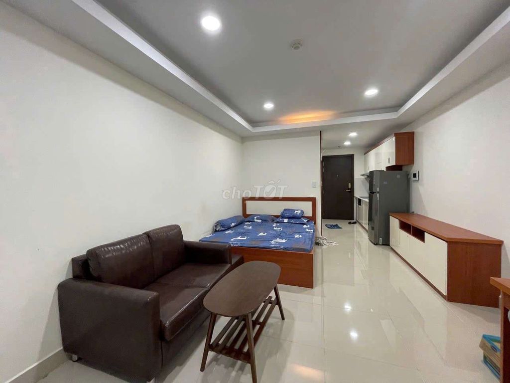 A bedroom. A toilet. 35 meters. Real one. Novaland Orchhard Parkview.