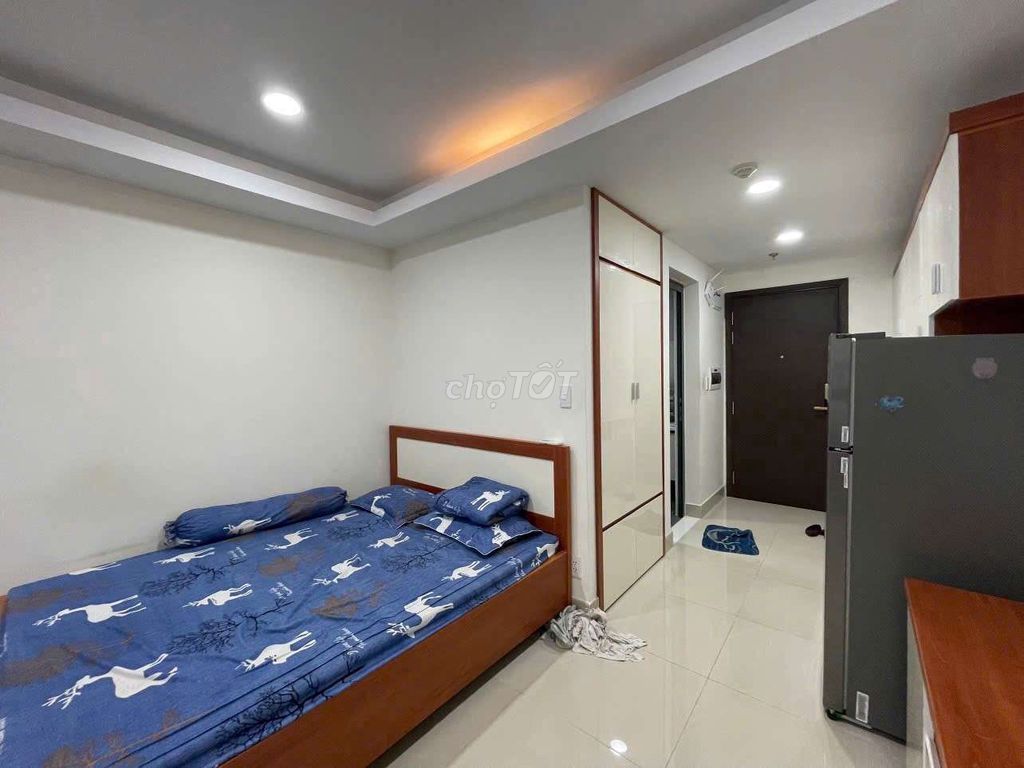 A bedroom. A toilet. 35 meters. Real one. Novaland Orchhard Parkview.