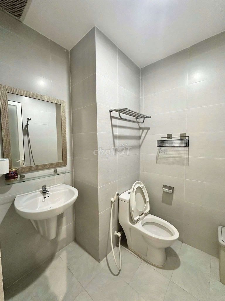One bedroom. A real ten million Novaland Orchhard Parkview toilet.