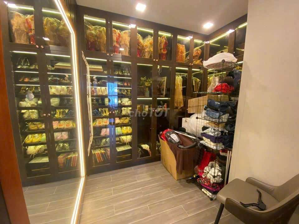 83 m2 only 2 bedrooms, wide Pmaster, Novaland Orchhard Parkview