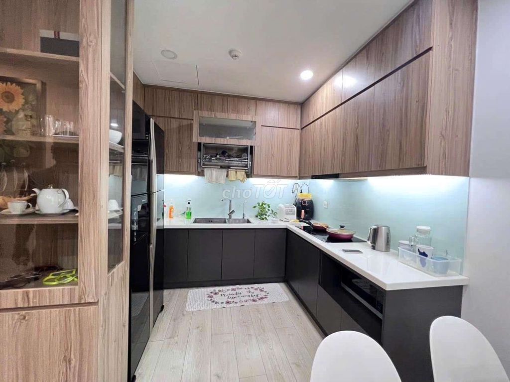 The corner of the three bedrooms is two-size toilets. Twenty-two hours of Novaland Golden Mansion.