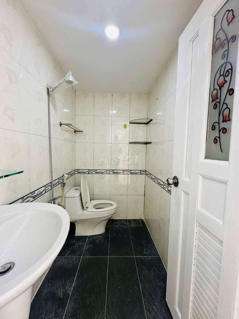 Rent one-by-two Qq Street, 6 x 21 meters, 3 shots, 29 million a month.