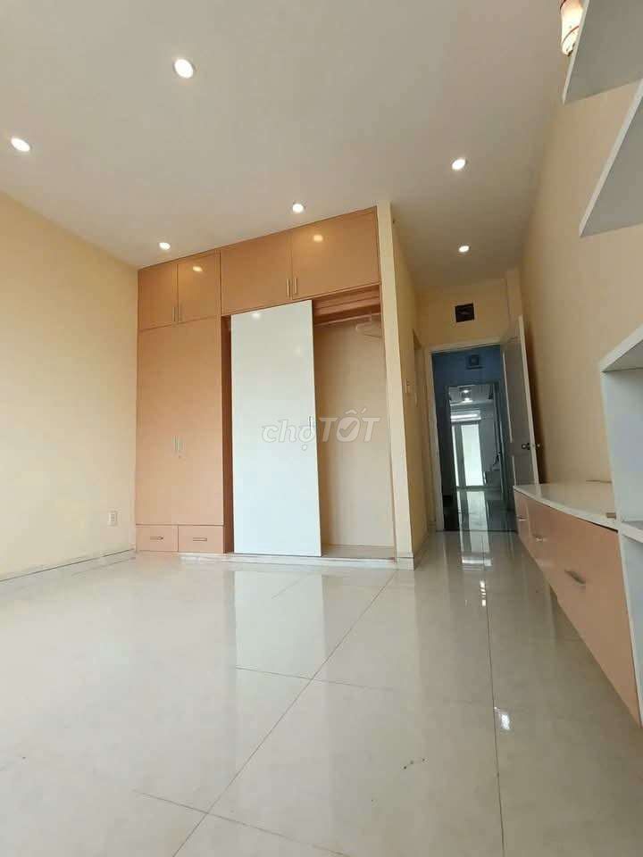 Rent one-by-two Qq Street, 6 x 21 meters, 3 shots, 29 million a month.