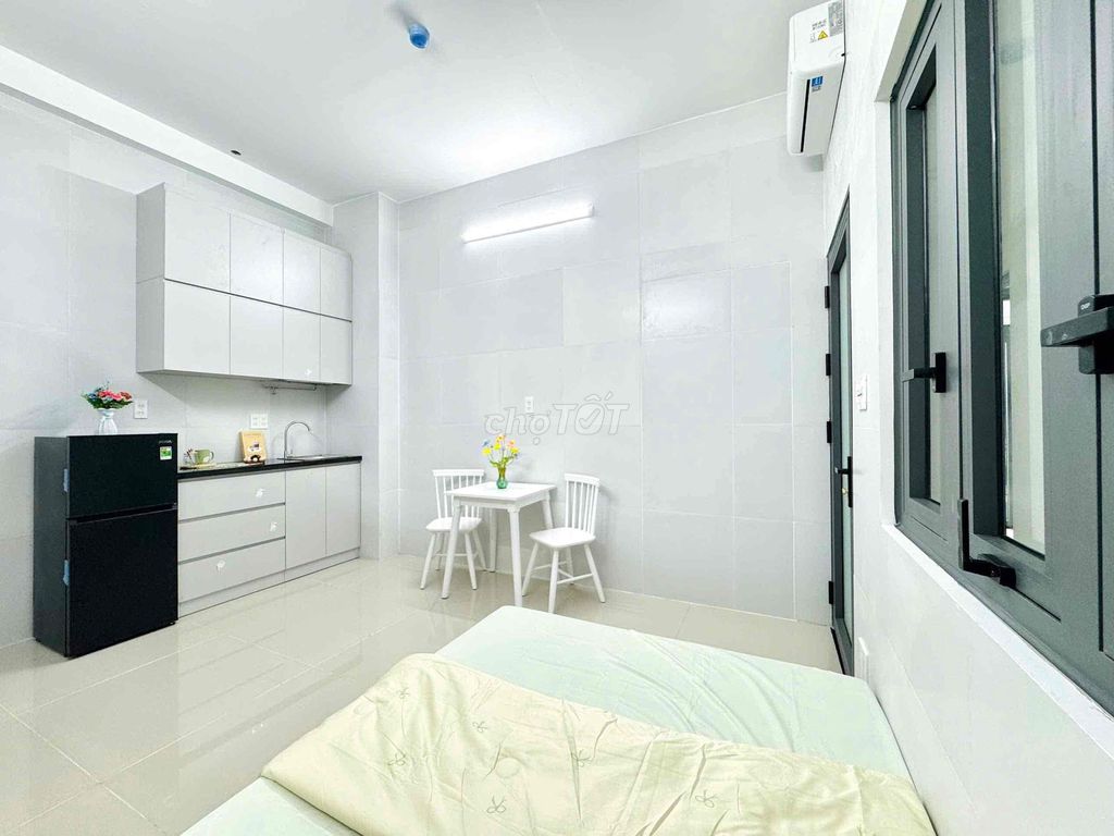 studio full interior - near the bow - semi-frequency