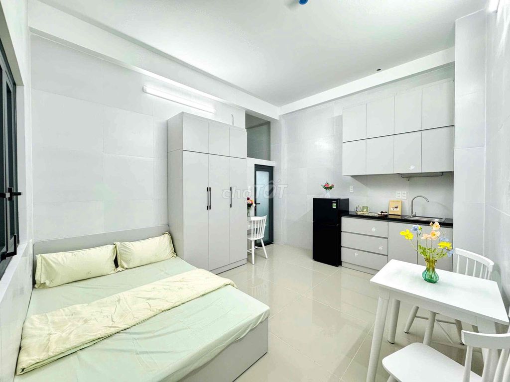 studio full interior - near the bow - semi-frequency