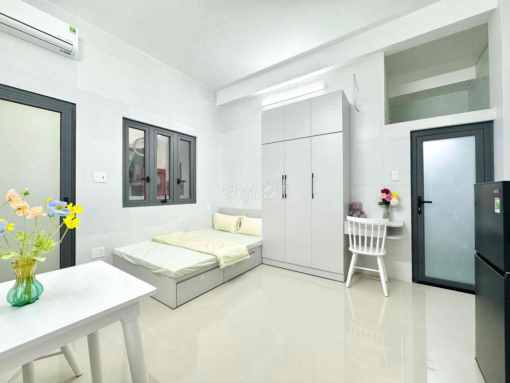 studio full interior - near the bow - semi-frequency