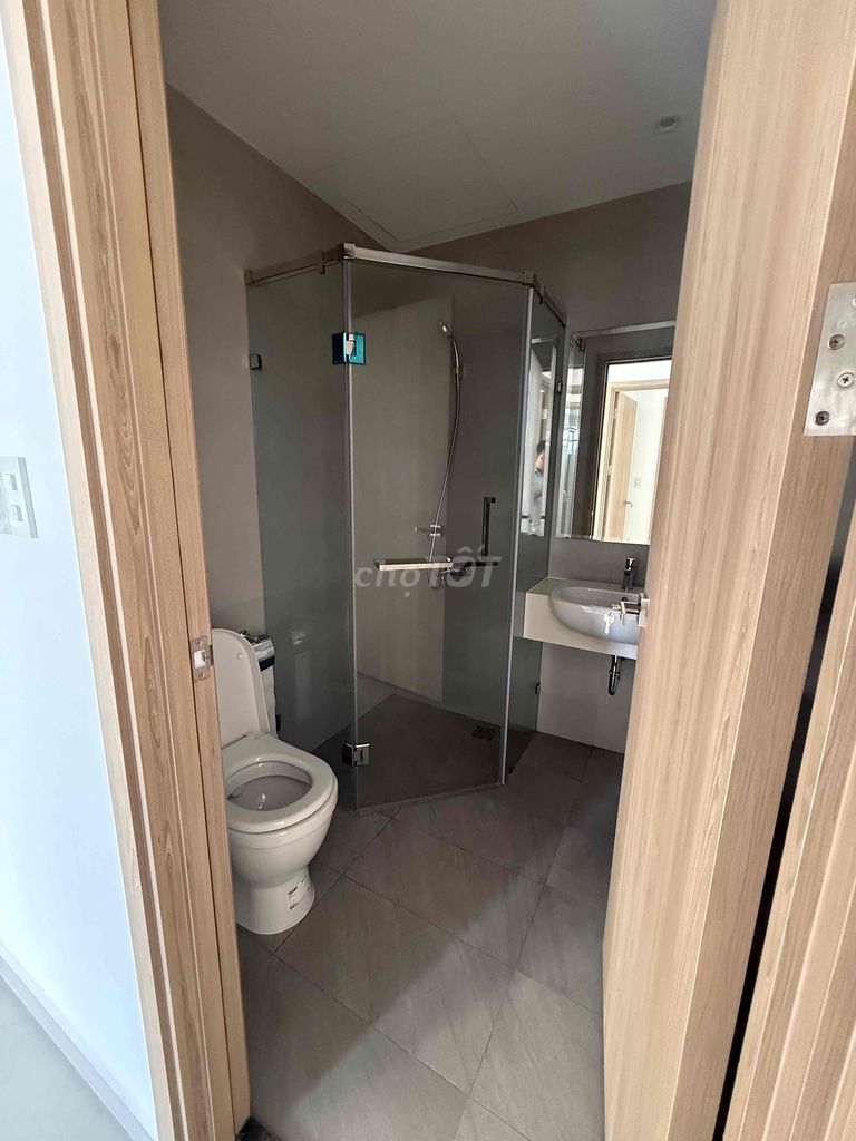 Rent a three-room room, three bathrooms with curtains, air conditioners, eight million hot machines.