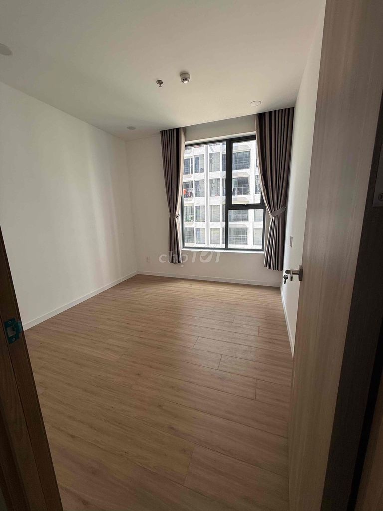 Rent a three-room room, three bathrooms with curtains, air conditioners, eight million hot machines.