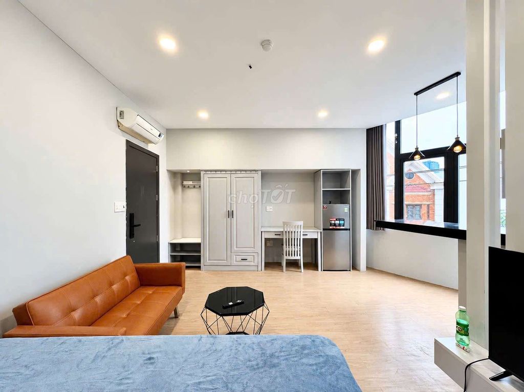 The large sky window studio - full interior - near the cutting of a split glass