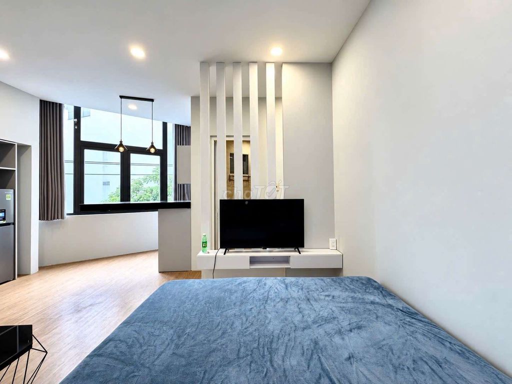 The large sky window studio - full interior - near the cutting of a split glass
