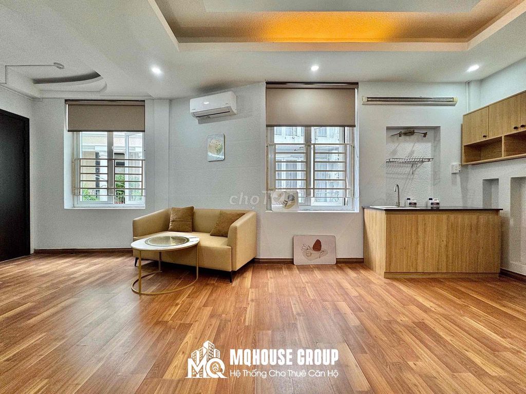 The service apartment is full of high-end furniture, low-cost open windows