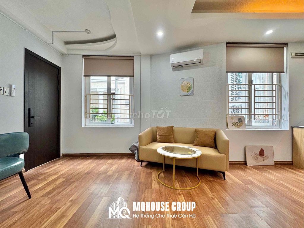 The service apartment is full of high-end furniture, low-cost open windows