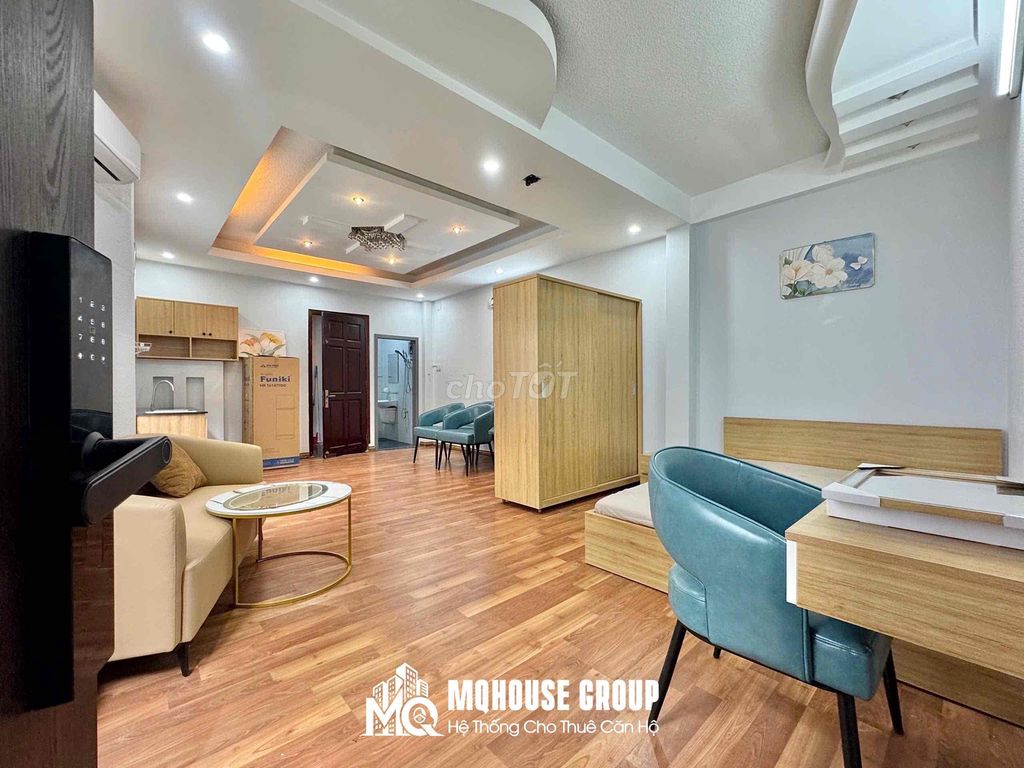 The service apartment is full of high-end furniture, low-cost open windows