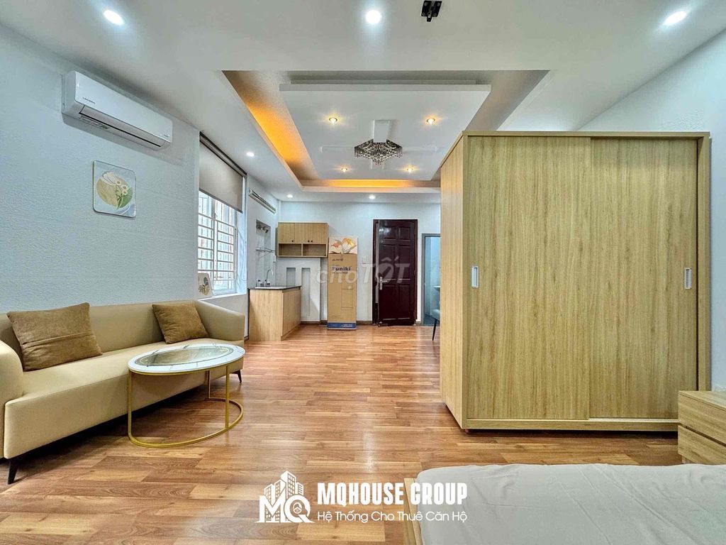 The service apartment is full of high-end furniture, low-cost open windows
