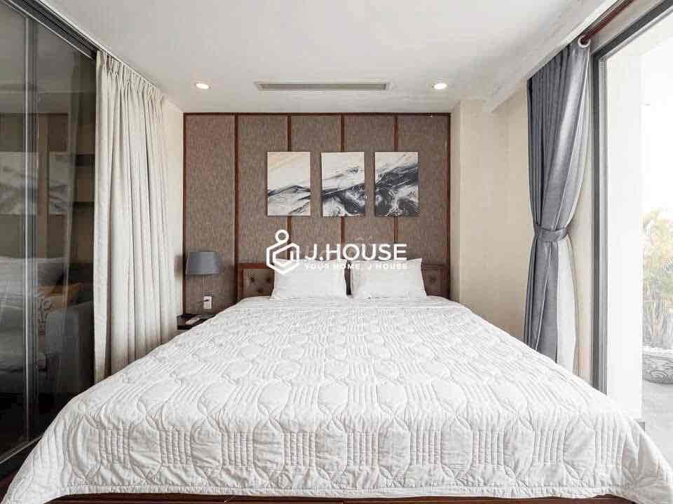 The apartment is a full bedroom with Gym County 1 balcony furniture.