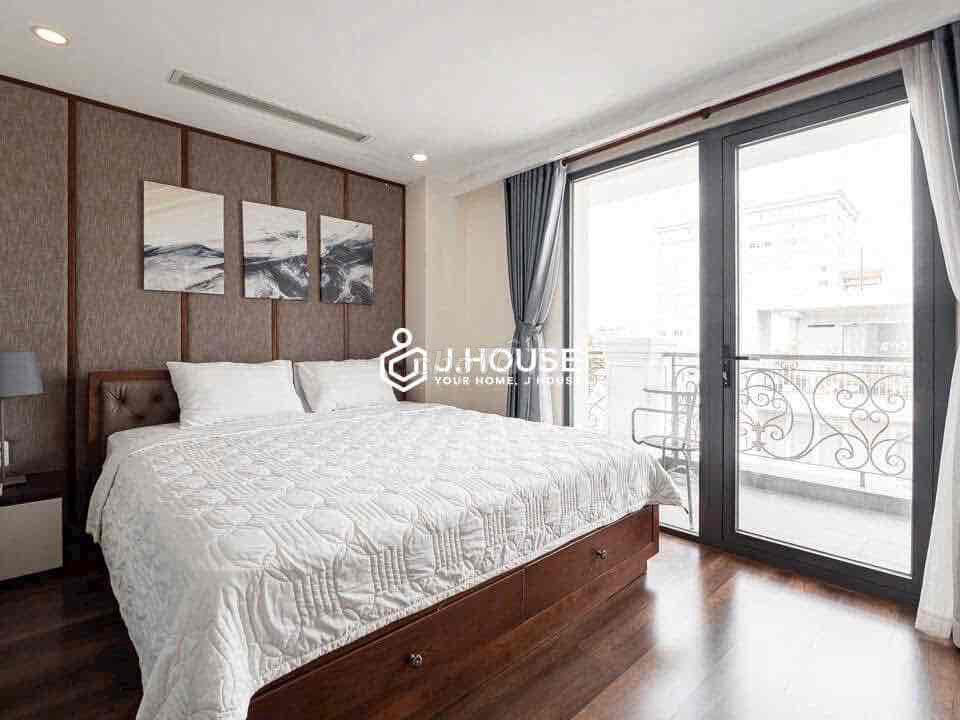 The apartment is a full bedroom with Gym County 1 balcony furniture.