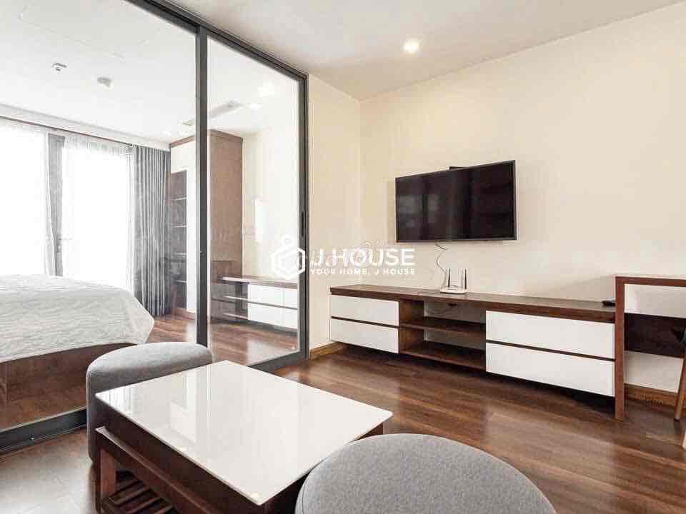 The apartment is a full bedroom with Gym County 1 balcony furniture.