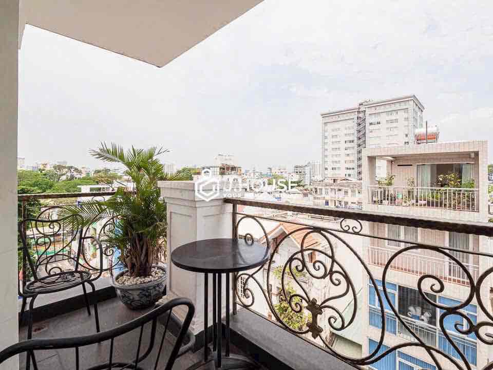 The apartment is a full bedroom with Gym County 1 balcony furniture.