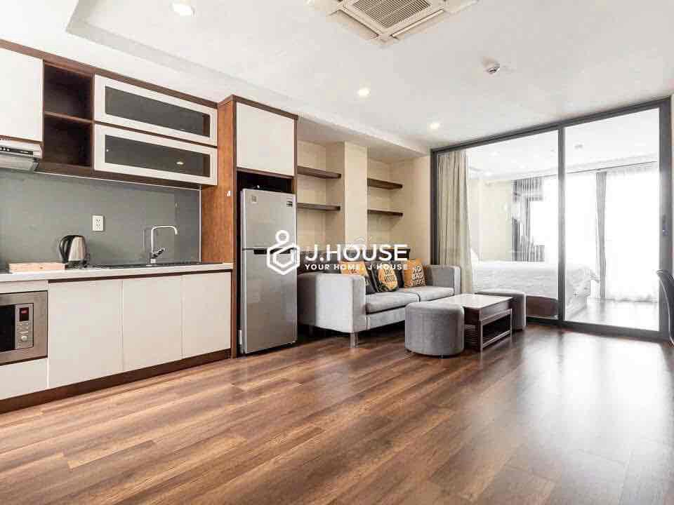 The apartment is a full bedroom with Gym County 1 balcony furniture.