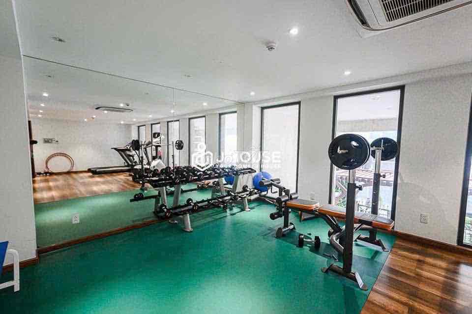 The apartment is a full bedroom with Gym County 1 balcony furniture.