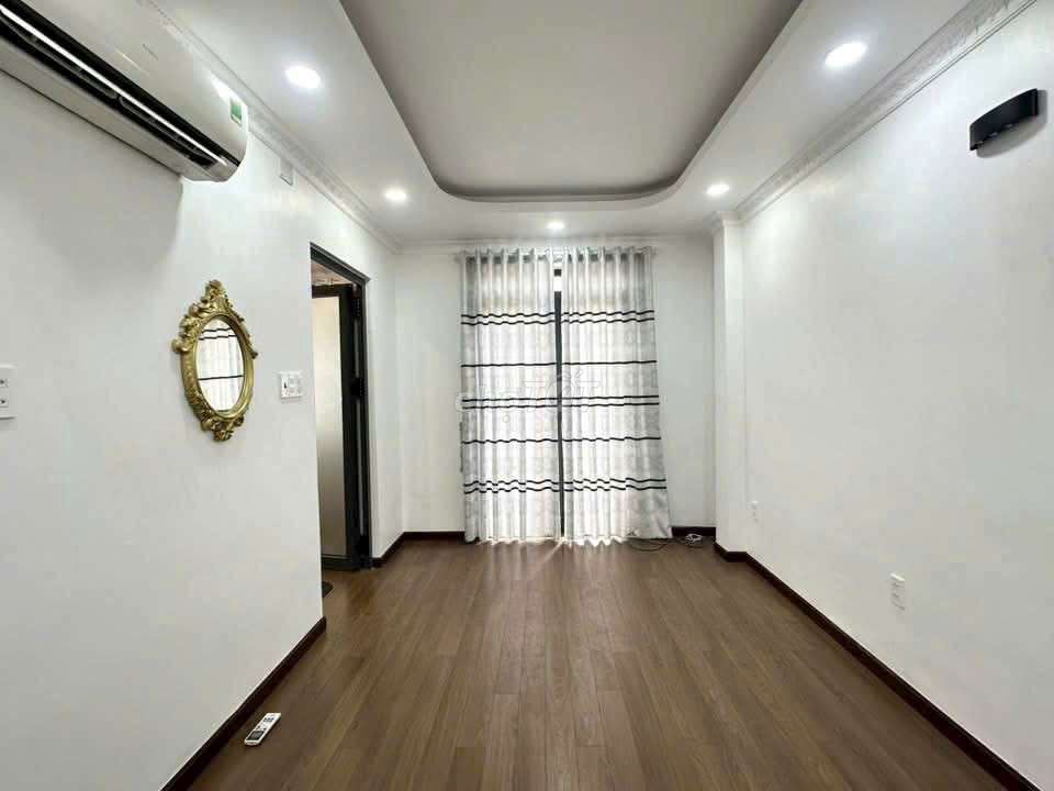 6 x 8 front, 5 bedrooms. Five bathrooms ready for air conditioning.